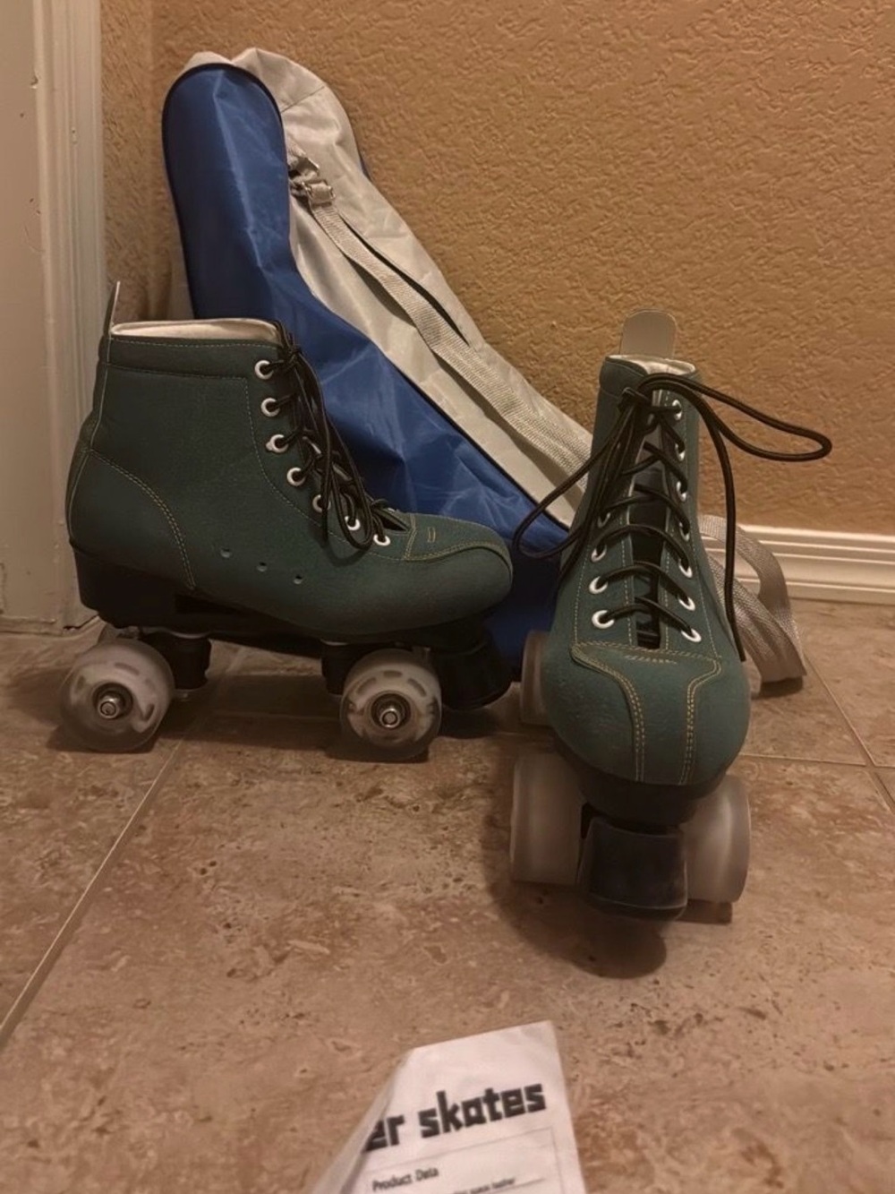 Roller Skates- Adult Teal. LIGHT UP WHEEL w/ accessories